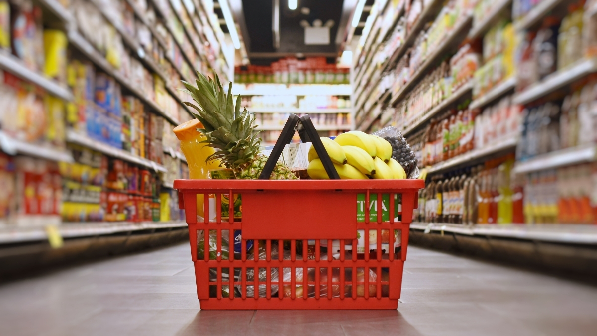 Extreme couponing Canada strategies showing grocery savings and coupons