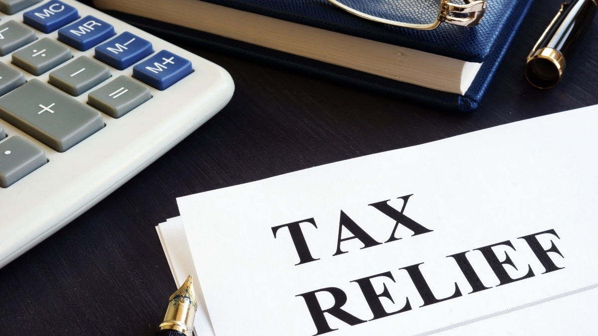 Canadian taxpayers receiving tax refund Canada 2025 payments with average amounts displayed